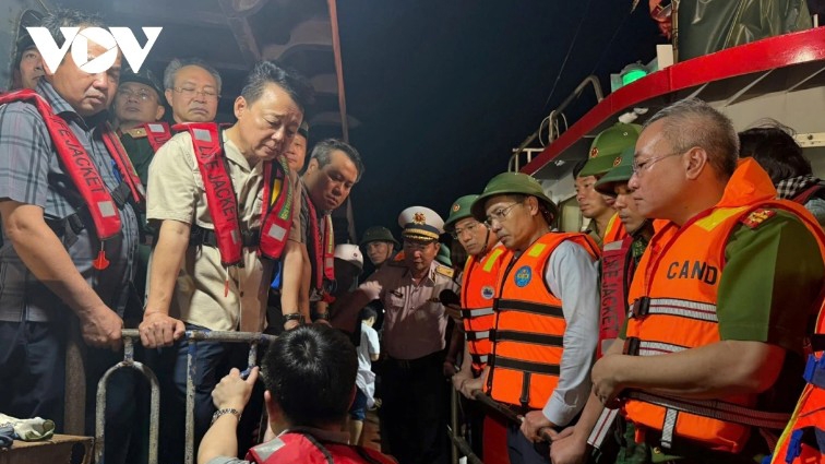Deputy PM Tran Hong Ha directs rescue efforts after boat capsizing, 29 bodies found